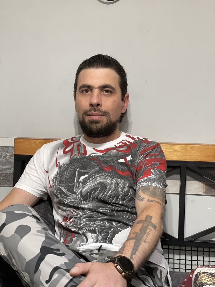  52542285  Vardan, 46 ,    