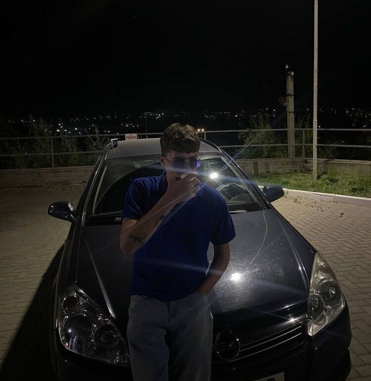  27281385  Radu, 23 ,    