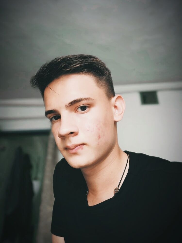  ,   Artur, 24 ,   