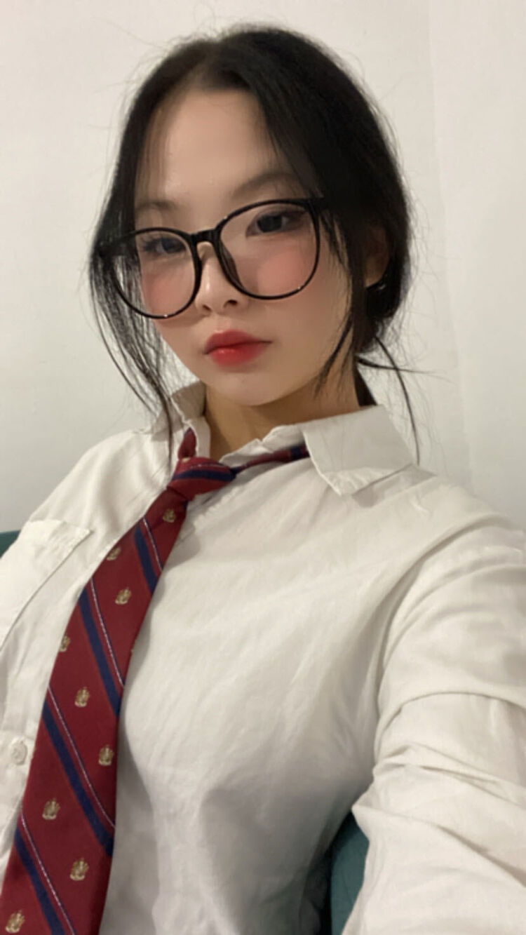  ,   Nina, 19 ,   ,   