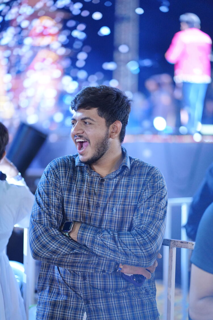  51384055  Dishant, 22 ,    