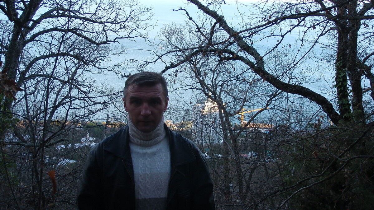  4077795  Viktor, 48 ,    