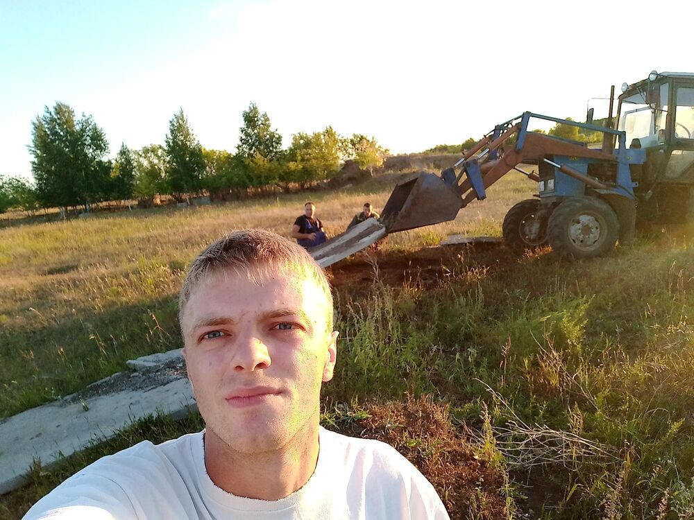  33084575  Viktor, 25 ,    