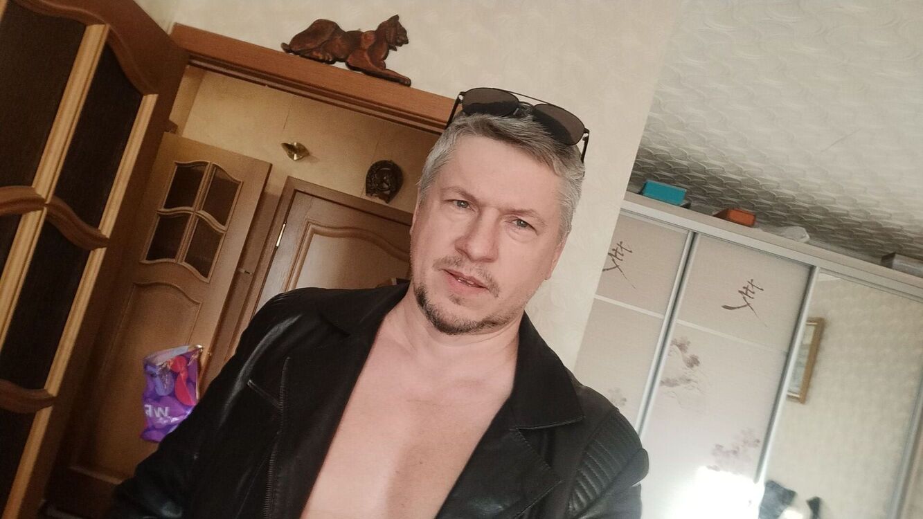  53299835  Patrik, 43 ,    