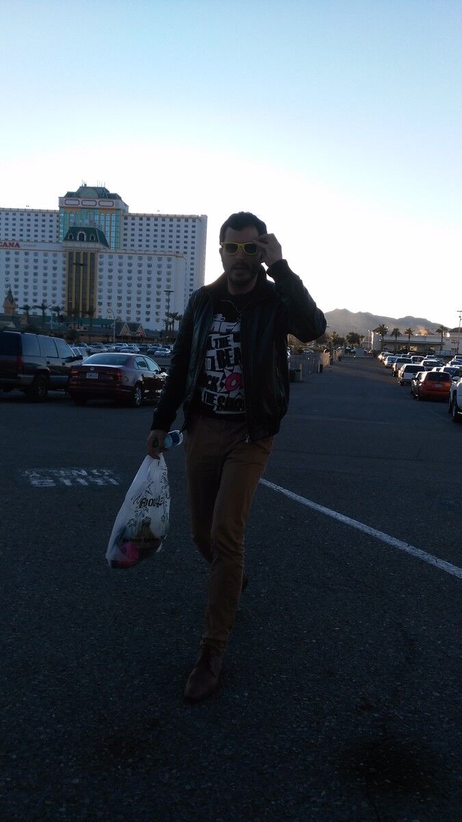  ,   Damien, 40 ,   ,   , c 