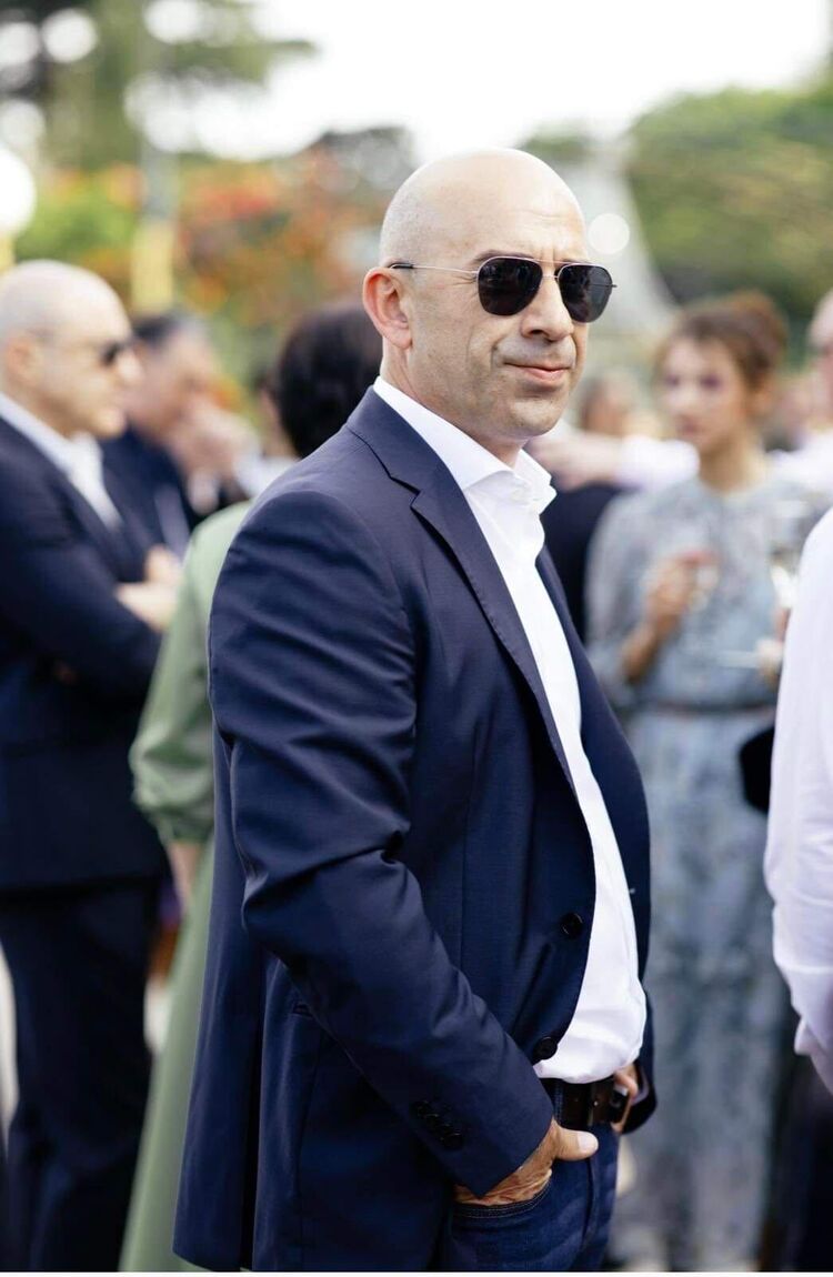  29066015  Levan, 49 ,    