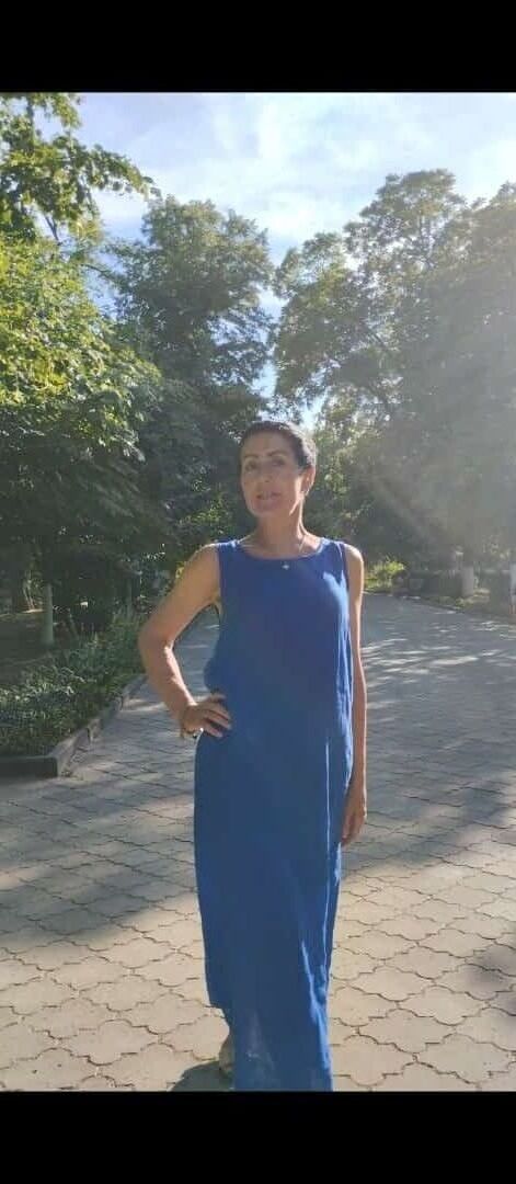  44240525  Elena, 44 ,    