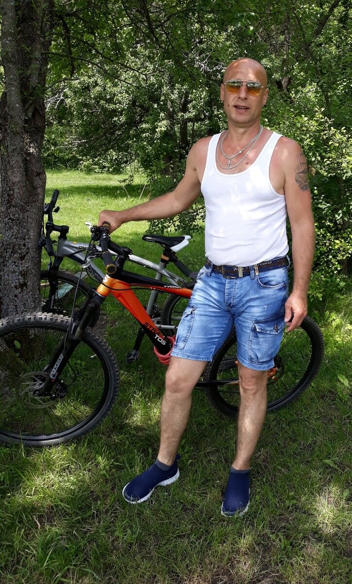  18573545  Oleg, 54 ,    