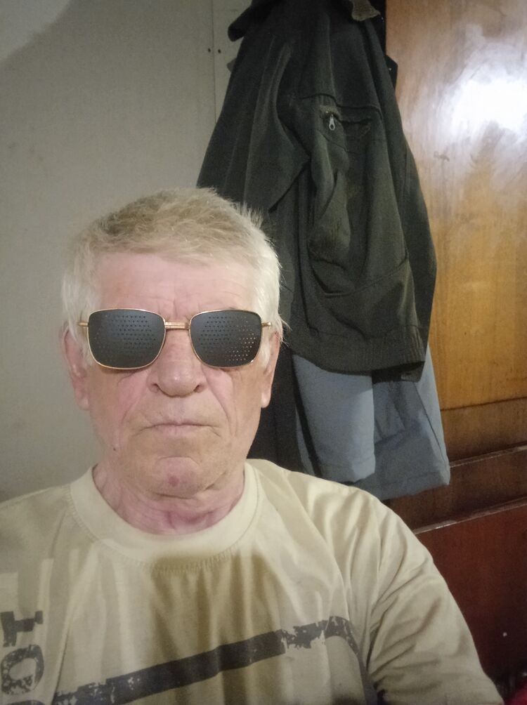 44328445  Viktor, 68 ,    