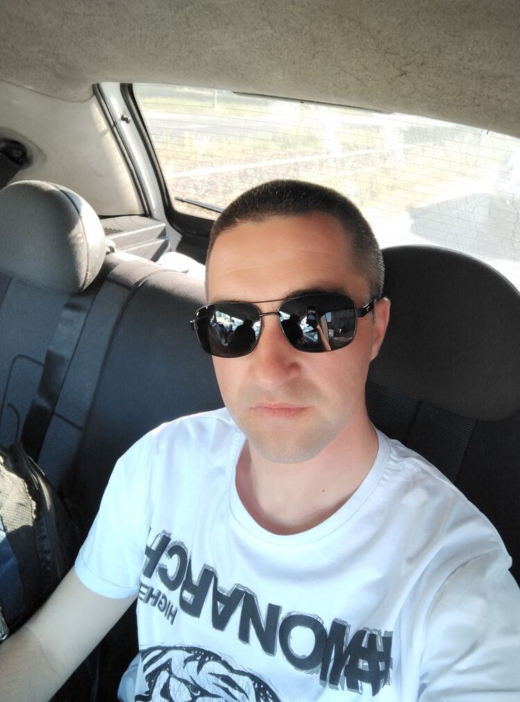  41413645  Eduard, 34 ,    