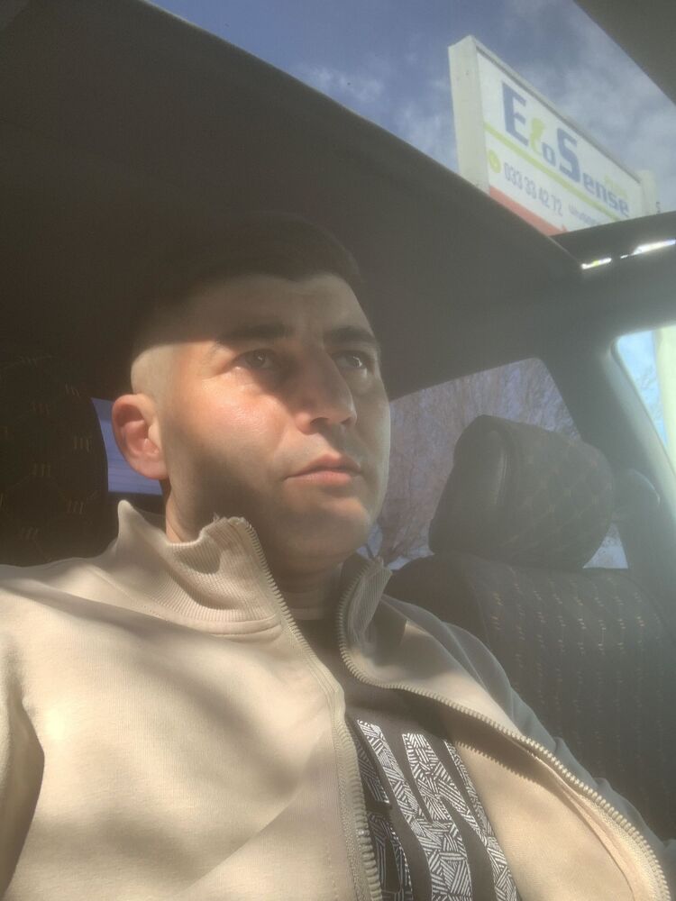  43296165  Hovhannes, 33 ,    