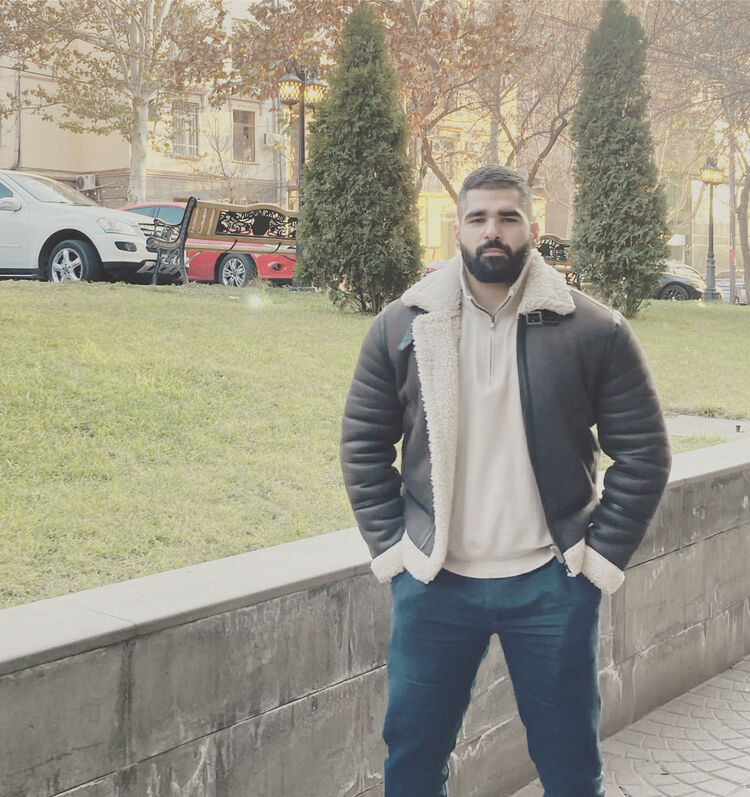  31637325  John, 28 ,    