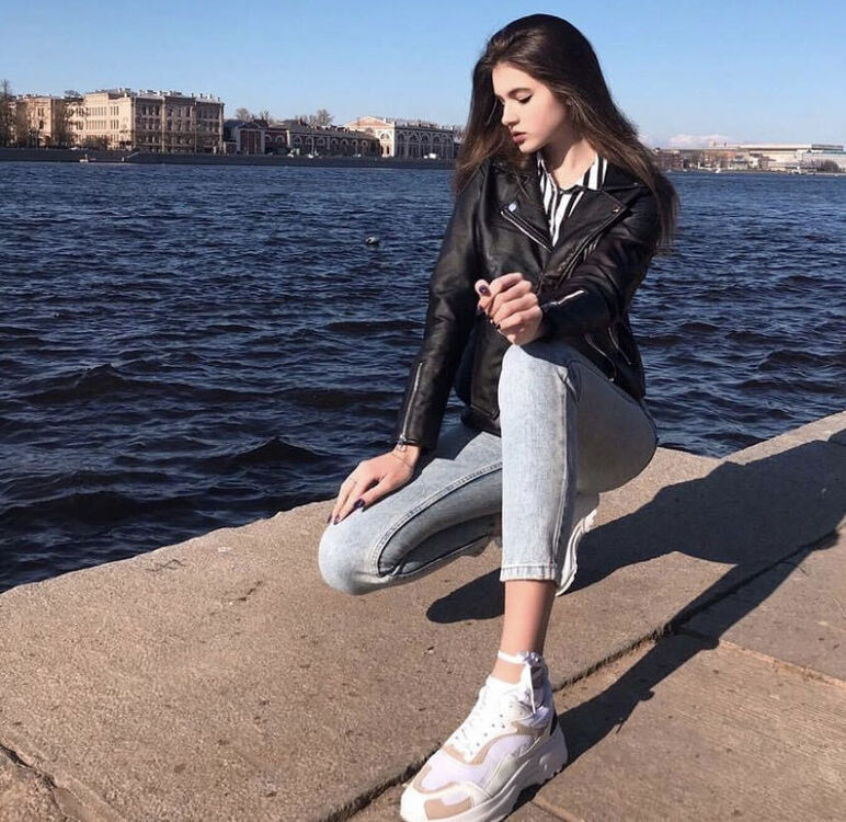  ,   Viktoria, 22 ,   ,   
