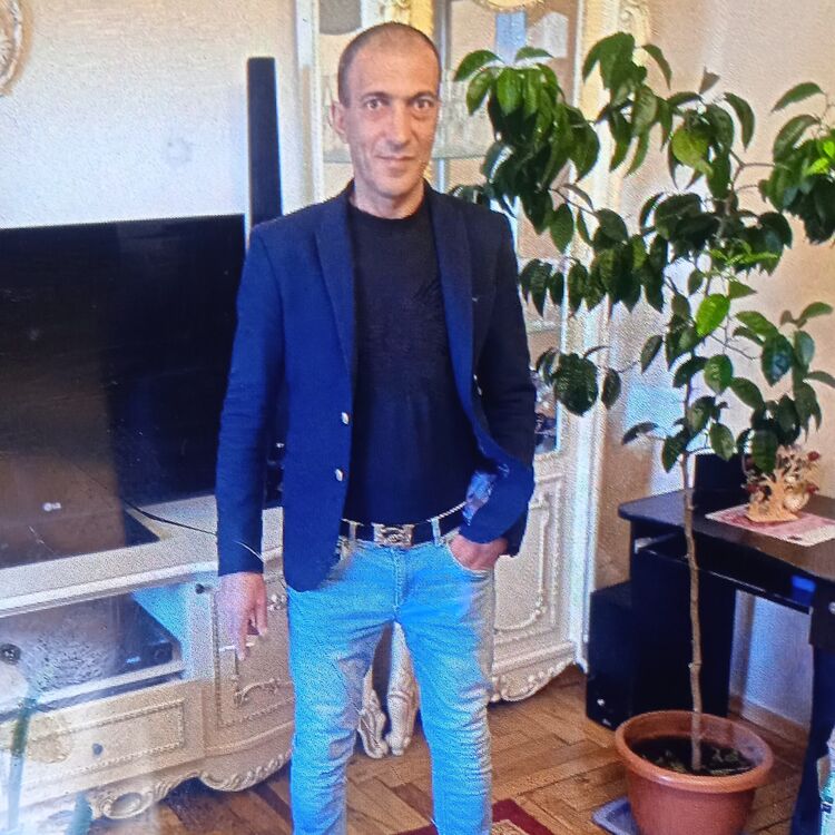  53329975  Valeri, 49 ,    