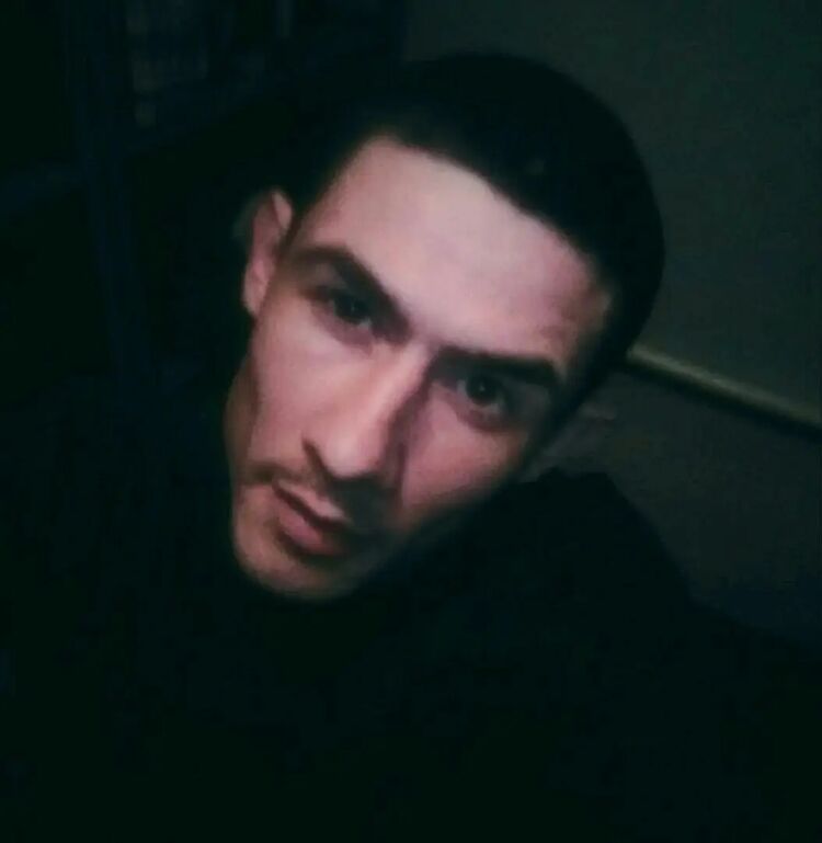  49634845  Dominik, 33 ,    --