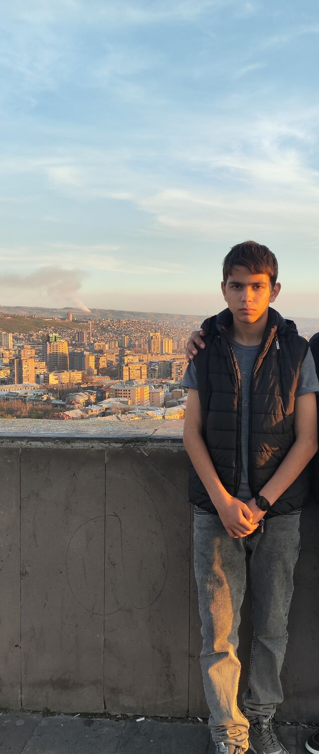  45878025  Hayk, 19 ,    