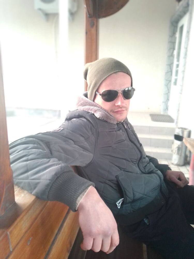  24588285  Igor, 37 ,    