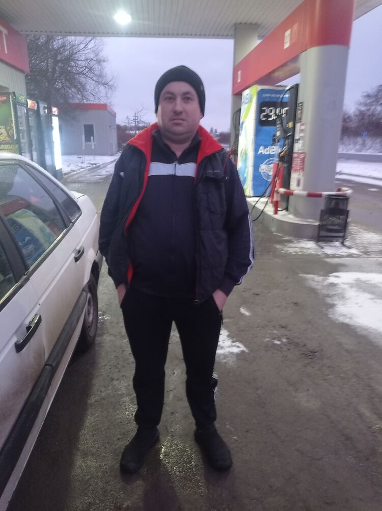  49630425  Andrij, 37 ,    
