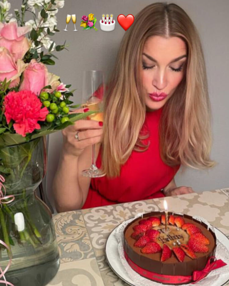  54356365  Eleonora, 48 ,    