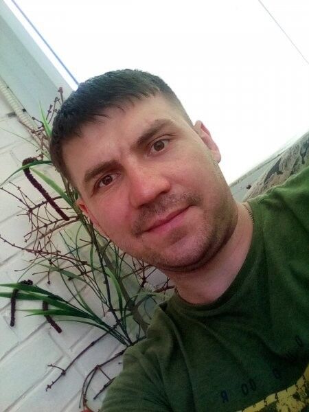  18256805  Igor, 49 ,    