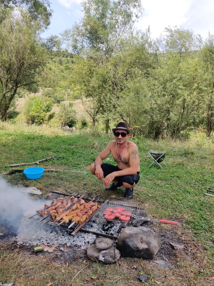  52567765  Sargis, 37 ,    