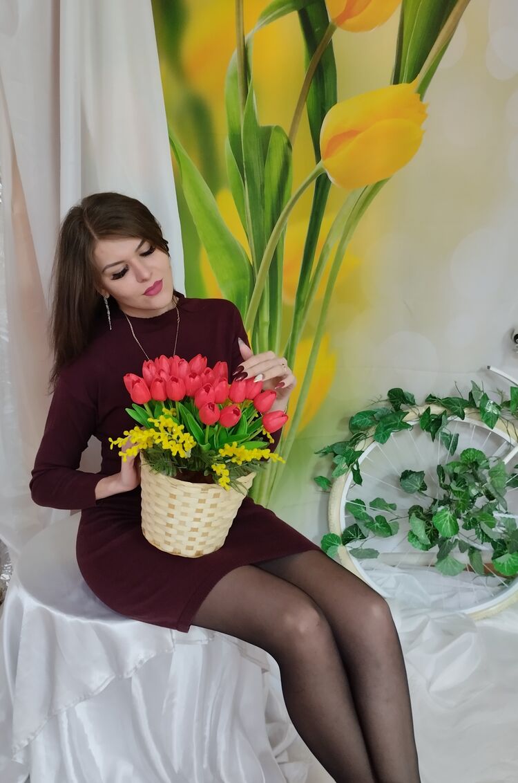  41727475  Julia, 25 ,    --
