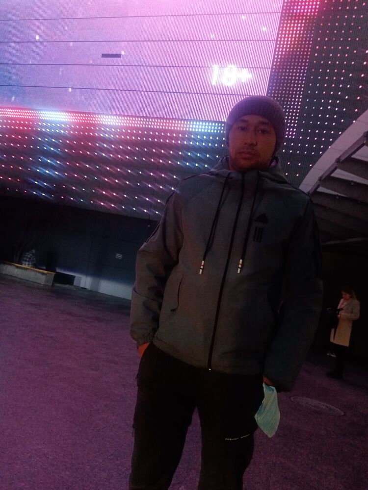  24030585  Islombek, 32 ,    