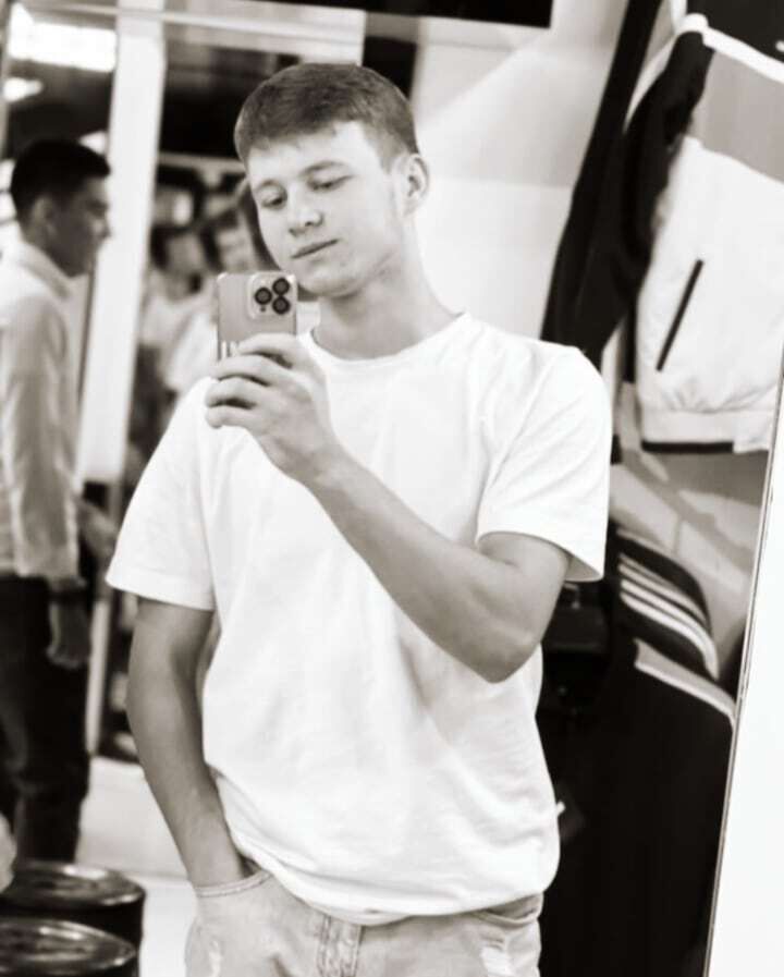  40570115  Kirill, 24 ,    