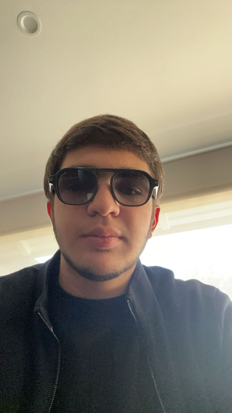  48093215  Tadevos, 19 ,    Burbank