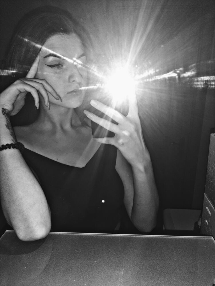  23596055  Karine, 24 ,    