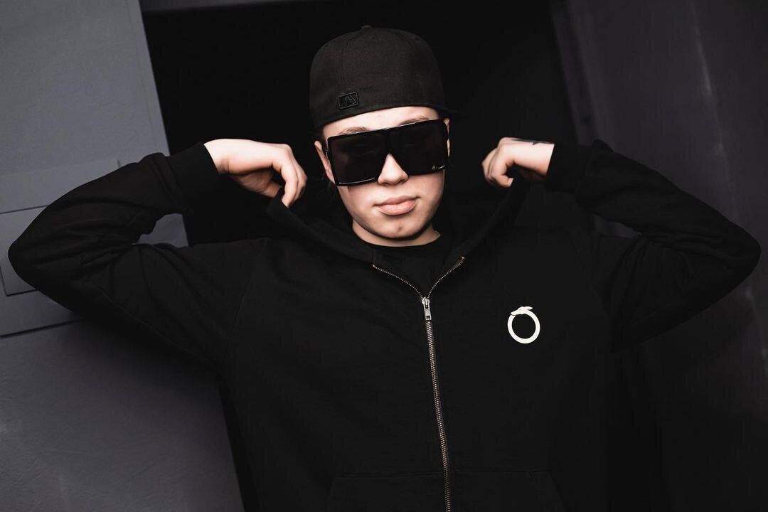  53910905  Night, 18 ,    