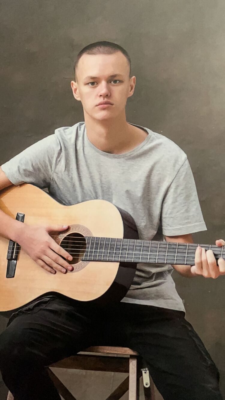  29415565  Viktor, 23 ,    