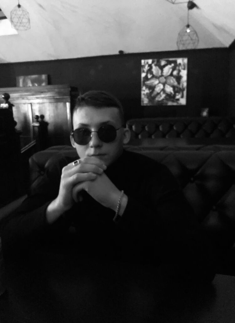  28440115  Adel, 22 ,    