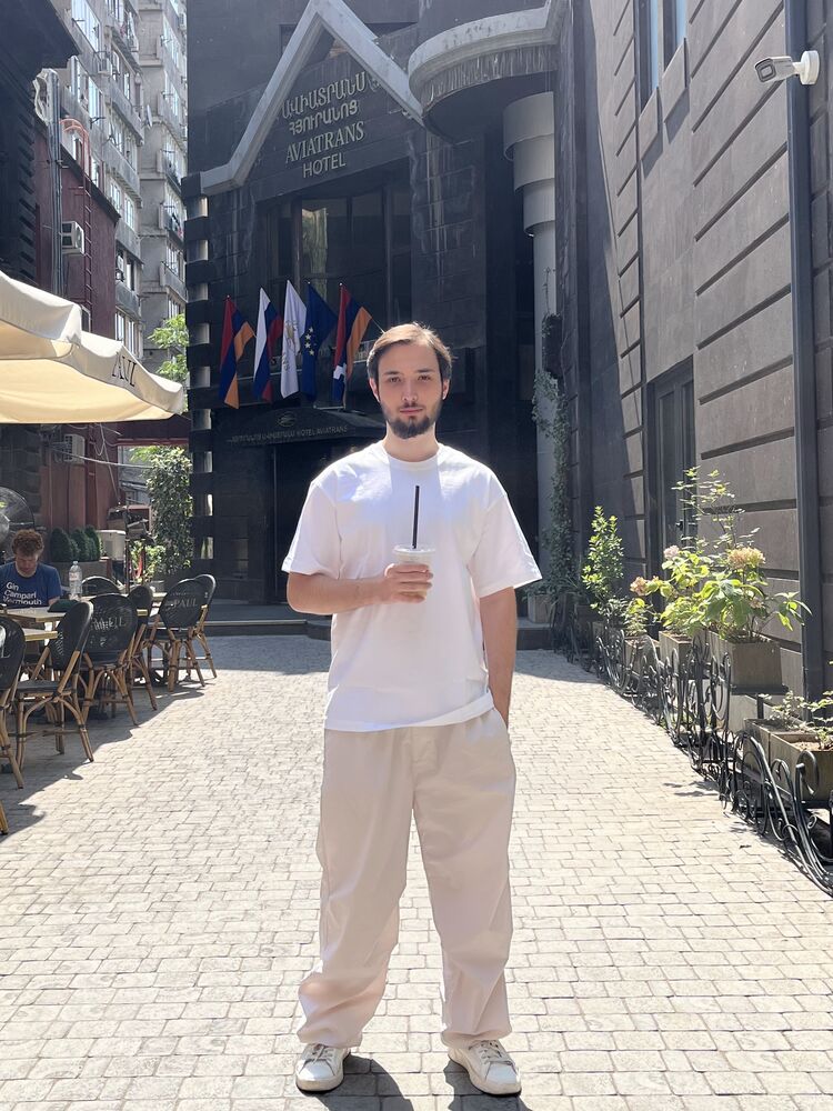  54592745  Nikoloz, 23 ,    