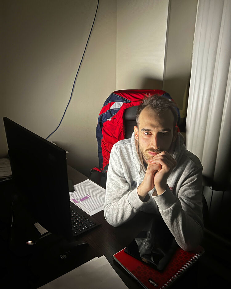  38761605  Guven, 31 ,    