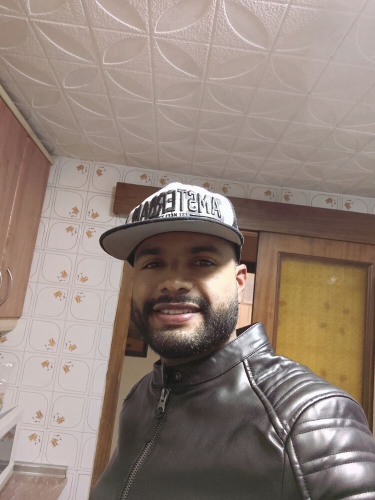  49070455  Jean Olivero, 31 ,    Alacant