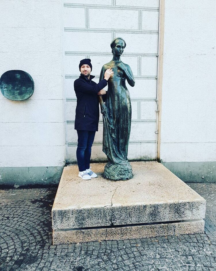  14688385  Viktor, 34 ,    
