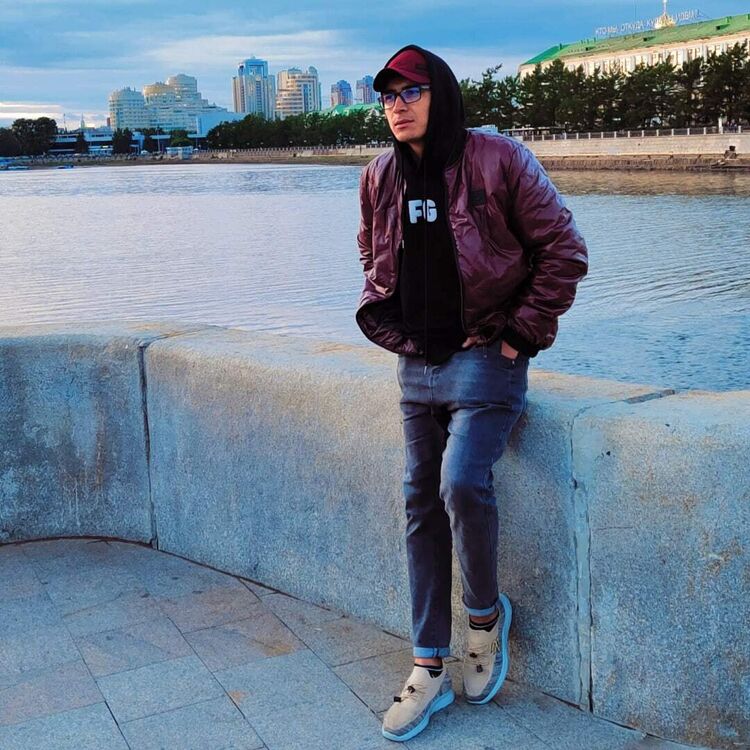  ,   D j o n i, 25 ,   ,   , c , 