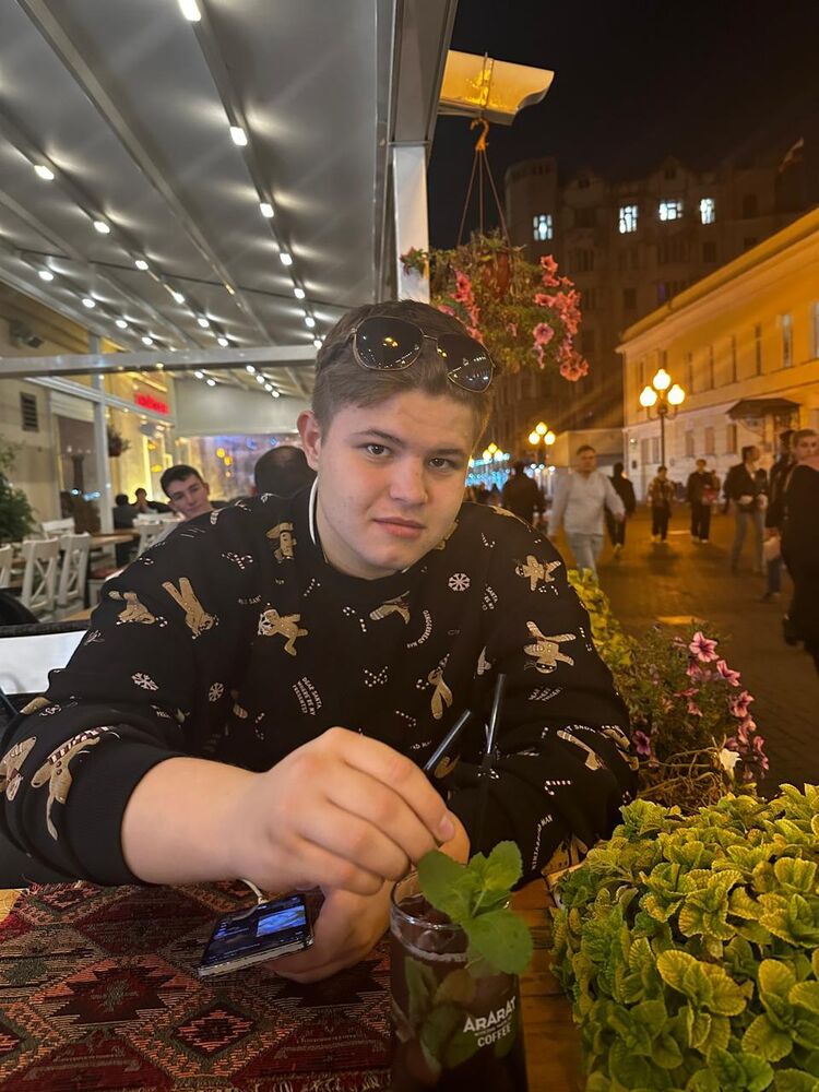  46645915  Vlad, 19 ,    