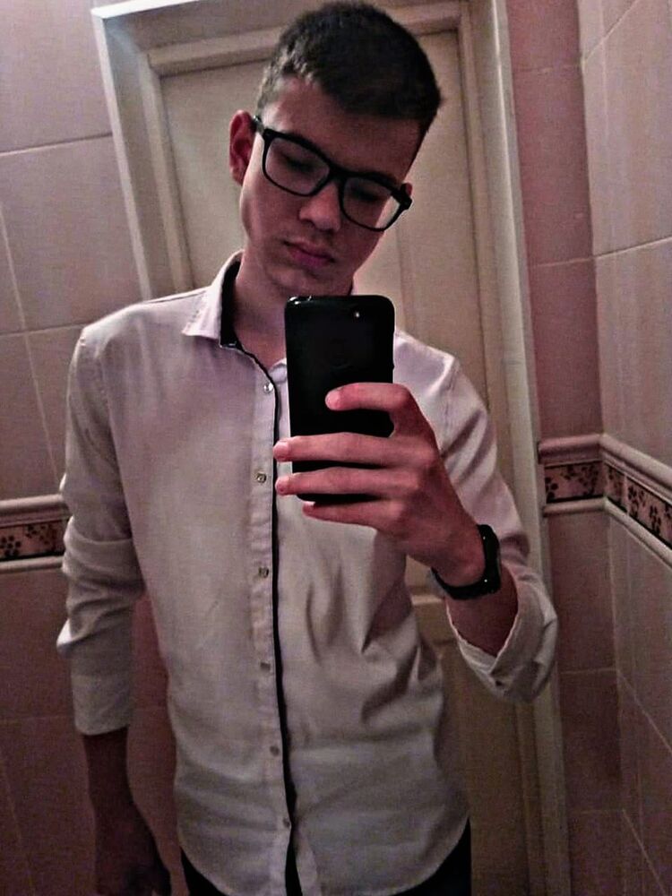  44276565  Max, 19 ,    