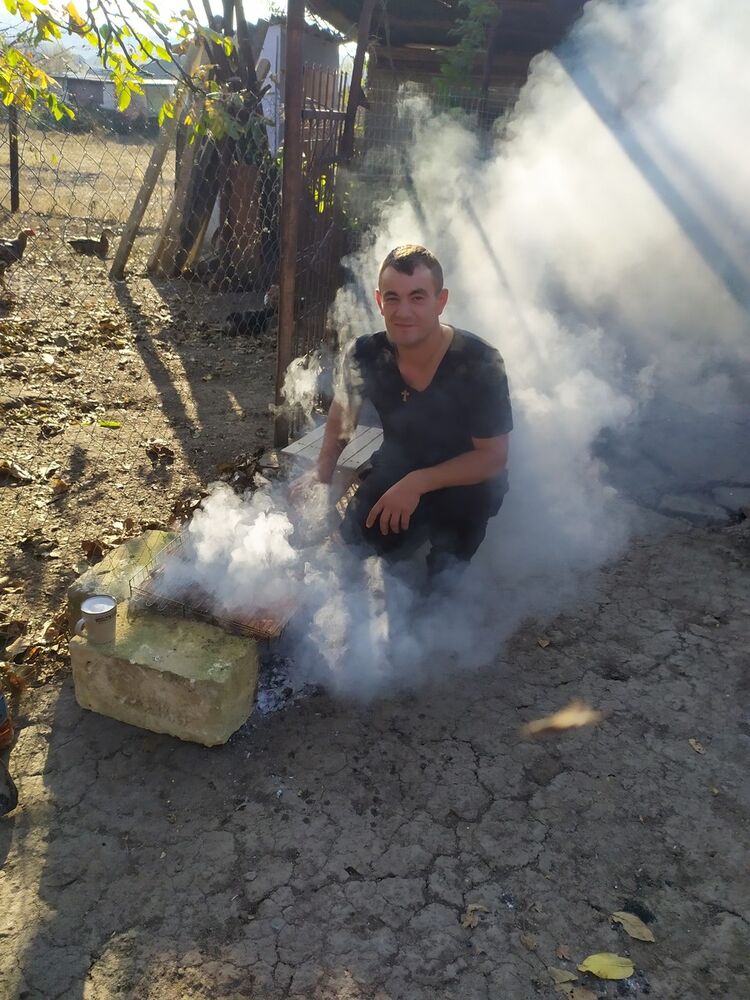  18100625  Sergiu, 30 ,    