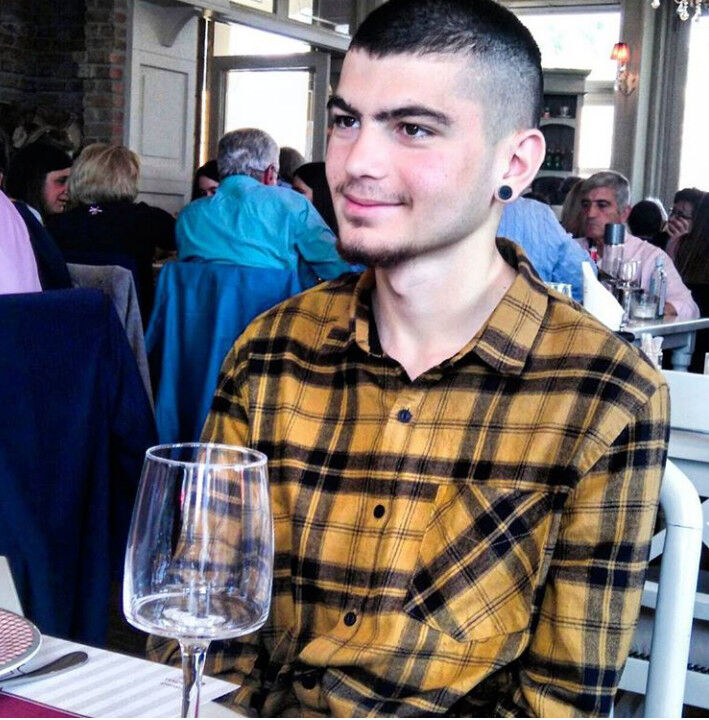  ,   Manolis, 26 ,   ,   , c 