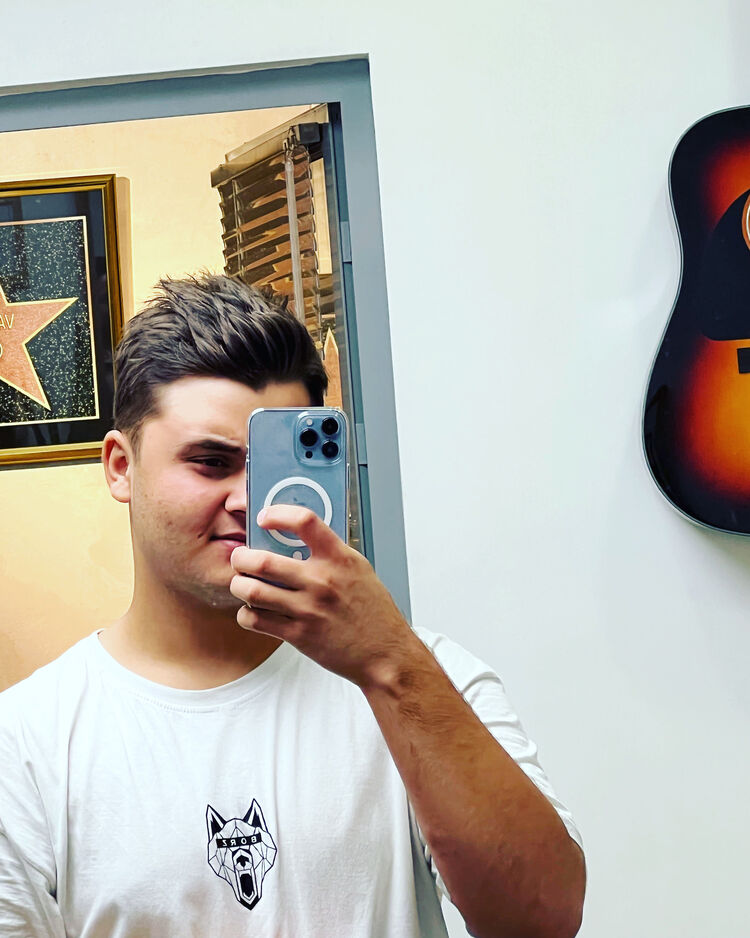  29683415  Nik, 22 ,    