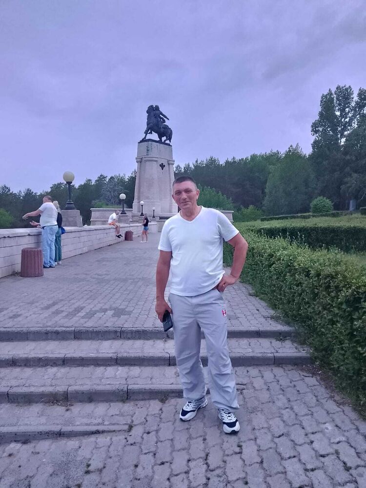  46523745  Oleg, 49 ,    