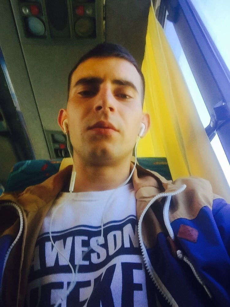  15742425  Andriy, 33 ,    