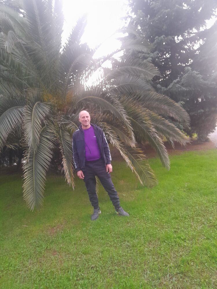  34943295  Araik, 47 ,    
