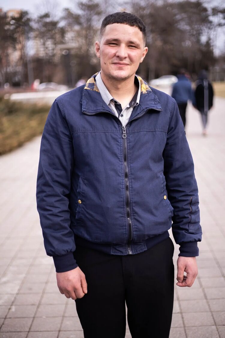  33792495  Anton, 32 ,    