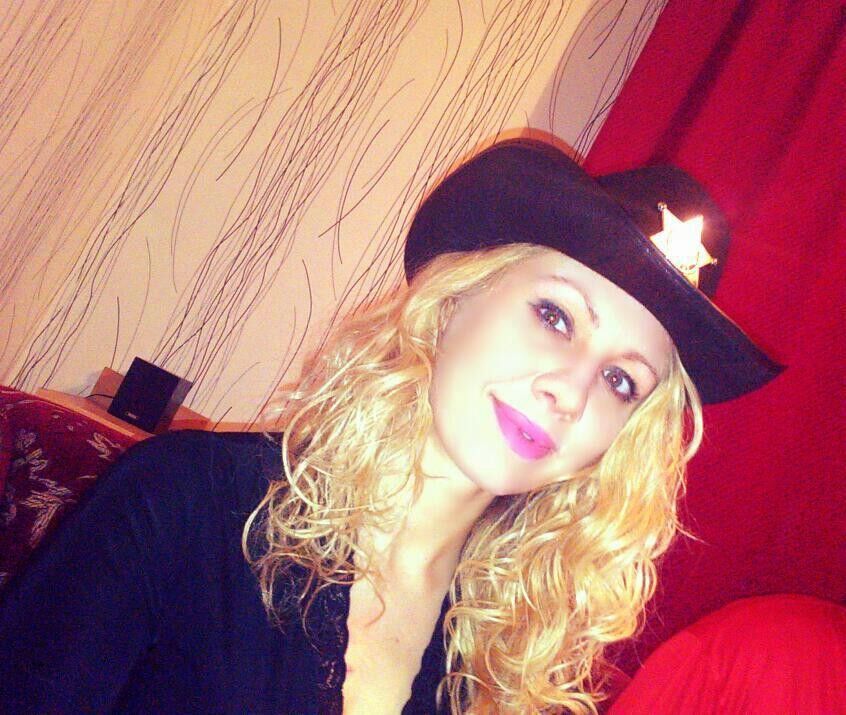  8542905  HolliBeriwer, 40 ,    -