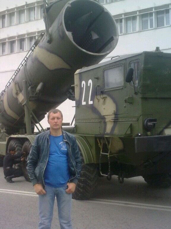  28559335  Viktor, 44 ,    