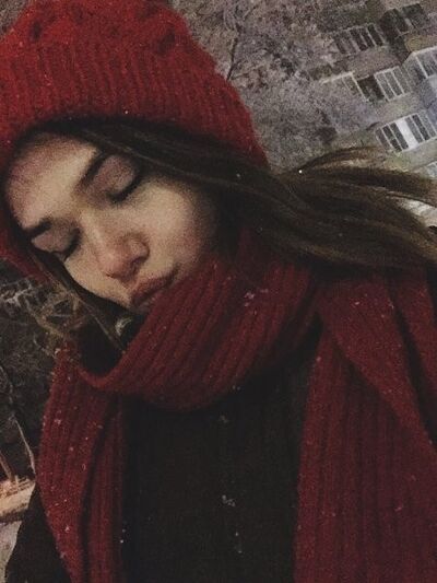  ,   Violetta, 33 ,  